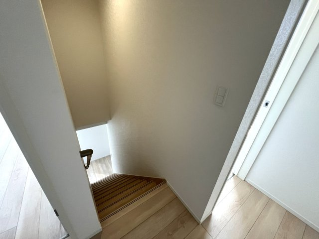 【その他】 | 西岐波小学校に通える新築戸建　宇部市床波４丁目　第３－１号棟　クレイドルガーデン　アーネストワン | 階段には手すりも付いて安心ですね。