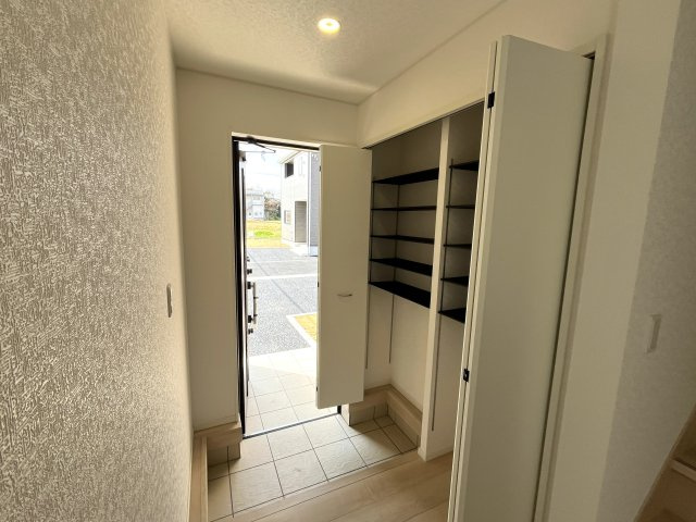 【玄関】 | 西岐波小学校に通える新築戸建　宇部市床波４丁目　第３－１号棟　クレイドルガーデン　アーネストワン | 玄関には大型の下駄箱も設置。ブーツも楽々入ります。
