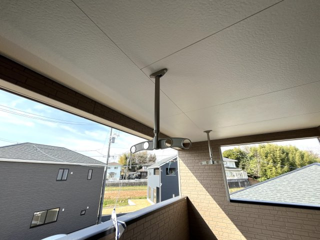 【バルコニー】 | 西岐波小学校に通える新築戸建　宇部市床波４丁目　第３－１号棟　クレイドルガーデン　アーネストワン | バルコニーには物干しも付いています