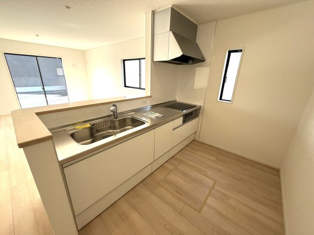 【キッチン】 | 西岐波小学校に通える新築戸建　宇部市床波４丁目　第３－１号棟　クレイドルガーデン　アーネストワン | 使い勝手の良いシステムキッチンで楽しくクッキング♪