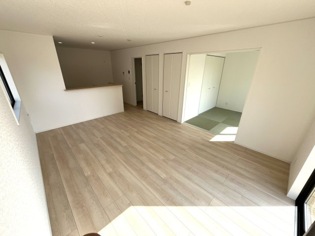 【居間・リビング】 | 西岐波小学校に通える新築戸建　宇部市床波４丁目　第３－１号棟　クレイドルガーデン　アーネストワン | ゆったりとしたリビングは家族の団らんがはずみますね♪