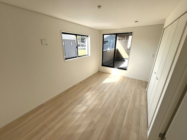 【洋室】 | 西岐波小学校に通える新築戸建　宇部市床波４丁目　第３－１号棟　クレイドルガーデン　アーネストワン | ２面採光の明るいお部屋で健やかな毎日