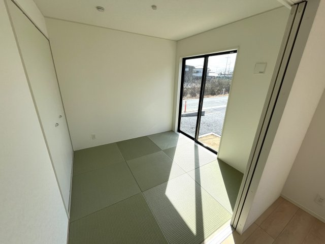 【和室】 | 西岐波小学校に通える新築戸建　宇部市床波４丁目　第３－１号棟　クレイドルガーデン　アーネストワン | リビングにつながる和室は落ち着いた雰囲気を醸し出します