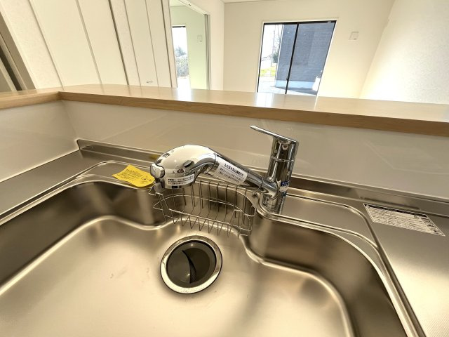 【キッチン】 | 西岐波小学校に通える新築戸建　宇部市床波４丁目　第３－１号棟　クレイドルガーデン　アーネストワン | ビルトインタイプの浄水器付！ホースのように伸びるからお掃除も楽々