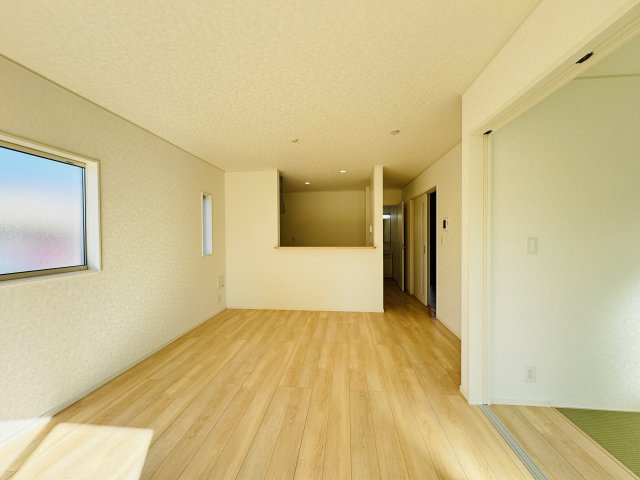 松戸市西馬橋５丁目新築戸建【旭町小学校：7分】の居間・リビング|17帖リビングダイニングキッチン