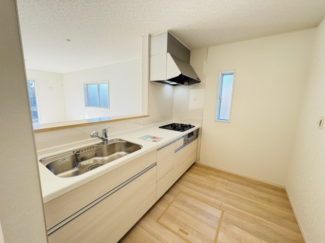 松戸市西馬橋５丁目新築戸建【旭町小学校：7分】のキッチン|広々システムキッチン・シンクの水栓には浄水器がついてます！