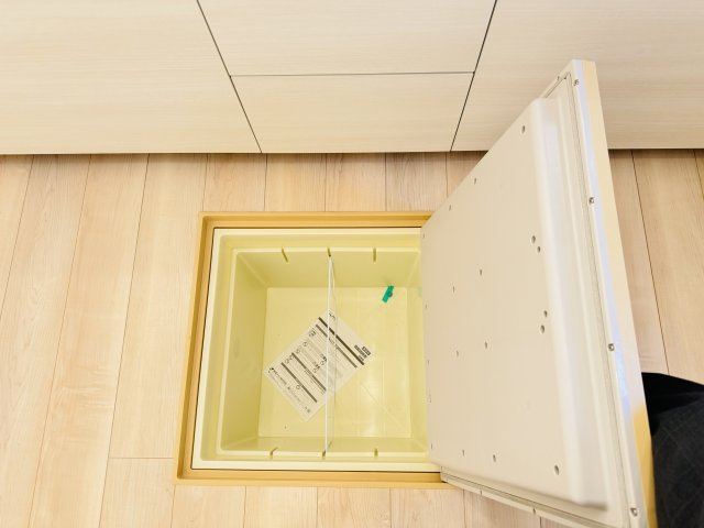松戸市西馬橋５丁目新築戸建【旭町小学校：7分】のキッチン|キッチン床下収納