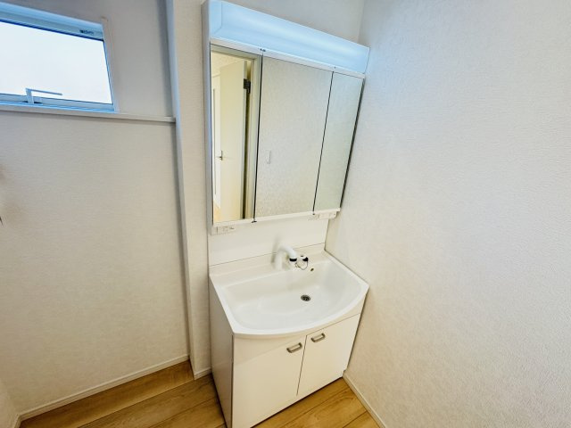 松戸市西馬橋５丁目新築戸建【旭町小学校：7分】の独立洗面台|シャワーヘッド付き三面鏡洗面化粧台