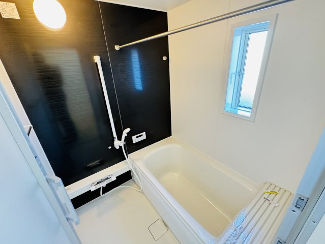 松戸市西馬橋５丁目新築戸建【旭町小学校：7分】の浴室|手元で水流切り替えシャワーヘッド・足を伸ばせる広々浴槽で毎日リラックス♪