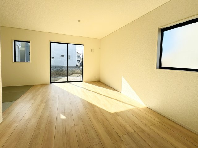 松戸市西馬橋５丁目新築戸建【旭町小学校：7分】の居間・リビング|15.1帖リビングダイニングキッチン