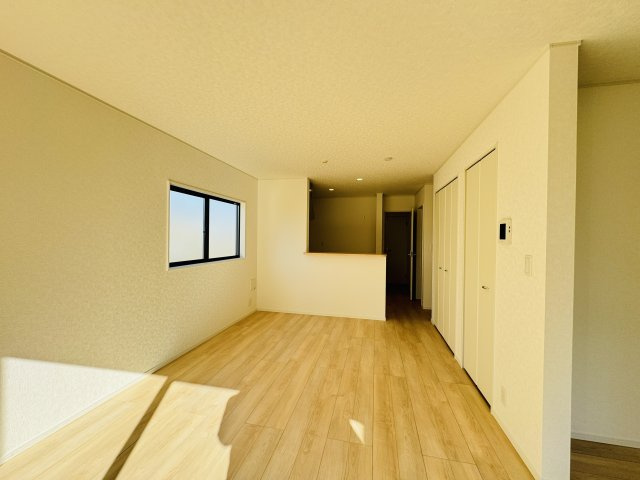 松戸市西馬橋５丁目新築戸建【旭町小学校：7分】の居間・リビング|15.1帖リビングダイニングキッチン