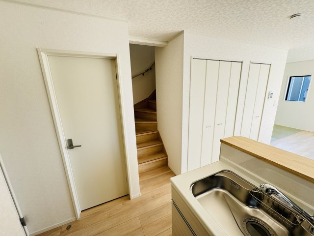 松戸市西馬橋５丁目新築戸建【旭町小学校：7分】の居間・リビング|家族の顔が見えるリビングイン階段