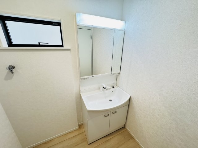 松戸市西馬橋５丁目新築戸建【旭町小学校：7分】の独立洗面台|シャワーヘッド付き三面鏡洗面化粧台