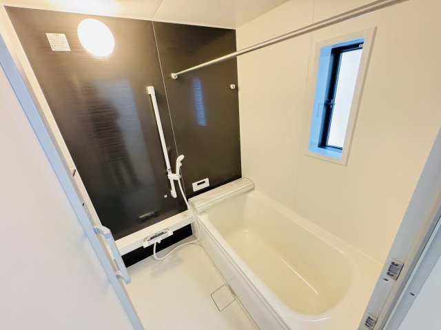 松戸市西馬橋５丁目新築戸建【旭町小学校：7分】の浴室|手元で水流切り替えシャワーヘッド・足を伸ばせる広々浴槽で毎日リラックス♪