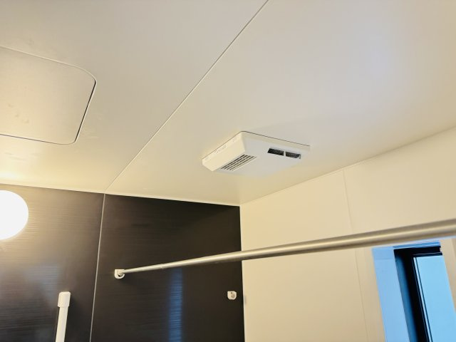 松戸市西馬橋５丁目新築戸建【旭町小学校：7分】の冷暖房・空調設備|雨の日も安心の浴室乾燥機つき