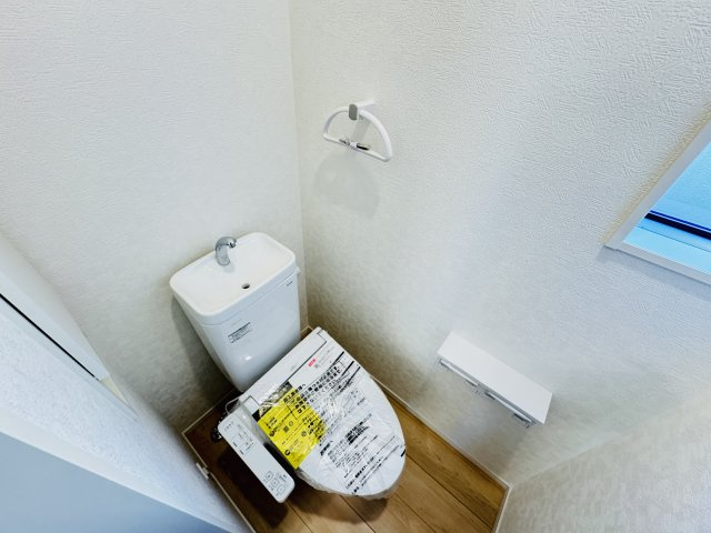 松戸市西馬橋５丁目新築戸建【旭町小学校：7分】のトイレ|温水洗浄暖房便座つきトイレ