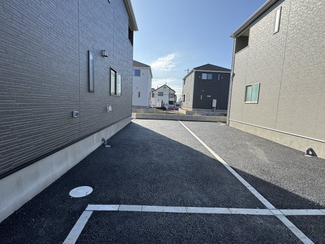 松戸市西馬橋５丁目新築戸建【旭町小学校：7分】の駐車場|4号棟駐車スペース・縦列2台駐車可