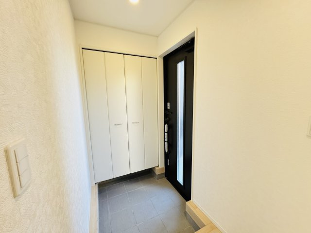 松戸市西馬橋５丁目新築戸建【旭町小学校：7分】の玄関|玄関ホール・シューズクローゼット