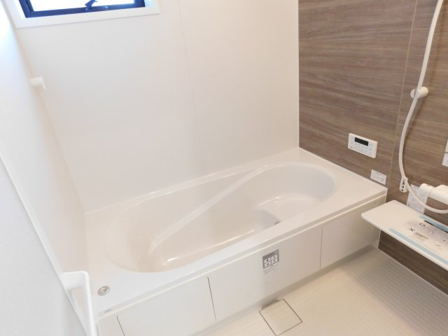 名古屋市北区喜惣治１丁目の新築一戸建の浴室|◇浴室◇　　広い１坪サイズ（ＬＩＸＩＬ）・浴室暖房乾燥機・断熱浴槽・エコベンチ浴槽・お手入れ楽々カウンター・キレイサーモフロア・オートバス・バリアフリーバス・追い焚き・浴室窓あり