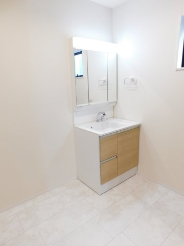 名古屋市北区喜惣治１丁目の新築一戸建の独立洗面台|◇洗面室◇　　広い洗面室！！　三面鏡シャンプードレッサー　くもり止め仕様　床下収納庫完備　　