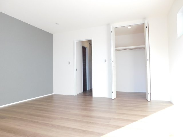 名古屋市北区喜惣治１丁目の新築一戸建の洋室|◇洋室◇　　南面で明るい洋室９．０帖　大型ウォークインクローゼット完備！　バルコニー付き♪