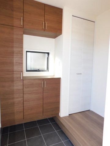 名古屋市北区喜惣治１丁目の新築一戸建の玄関|◇玄関収納◇　　玄関がスッキリ片付く大容量収納♪　玄関ホールには掃除道具の収納や日用品のストックに便利な収納完備！