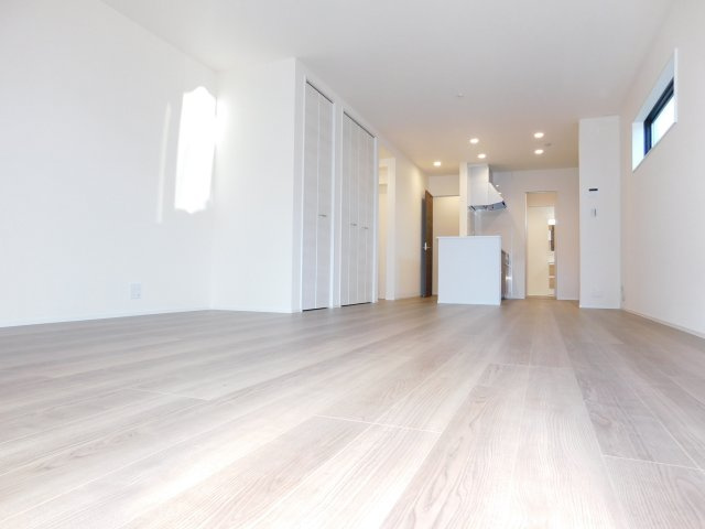 名古屋市北区喜惣治１丁目の新築一戸建の居間・リビング|◇リビング◇　　南面で明るく広いリビング２０．２５帖　リビング収納２ヵ所＆フリースペース付き♪