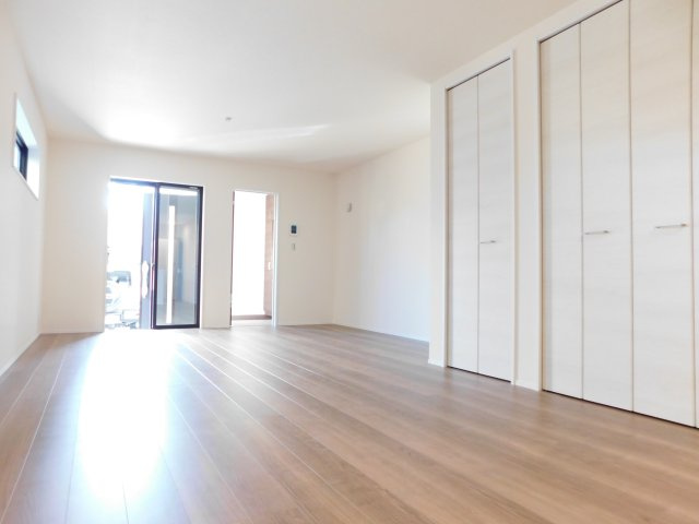 名古屋市北区喜惣治１丁目の新築一戸建の居間・リビング|◇リビング◇　　南面で明るく広いリビング２０．２５帖　インテリアの映えるワイドリビング♪