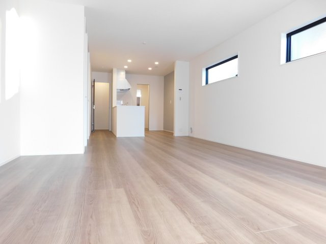 名古屋市北区喜惣治１丁目の新築一戸建の居間・リビング|◇リビング◇　　南面で明るく広いリビング２０．２５帖　キッチンから洗面室へとスムーズに移動できる便利な家事動線♪