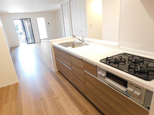 名古屋市北区喜惣治１丁目の新築一戸建のキッチン|◇キッチン◇　　人気の対面式・人造大理石カウンター・浄水機能付ハンドシャワー・静音仕様シンク・スローインクローズレール・Ｓｉセンサーコンロ（３口）・床下収納庫