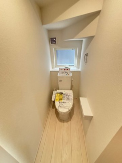 【トイレ】 | 廿日市市住吉（廿日市駅）全3区画　NO2【外構込み】 | シンプルなデザインはお掃除やしやすく衛生的。温水洗浄便座付き　トイレ×２
