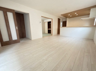 【居間・リビング】 | 廿日市市住吉（廿日市駅）全3区画　NO2【外構込み】 | 16帖リビング☆対面式のキッチンでリビングが見渡せるので、お子様やご家族の様子が見えて安心です♪