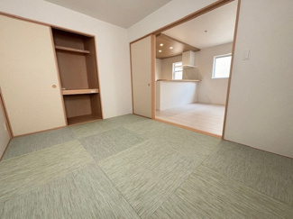 【和室】 | 廿日市市住吉（廿日市駅）全3区画　NO2【外構込み】 | 16帖リビングにつながる6畳和室☆ホッとくつろぐ空間です☆