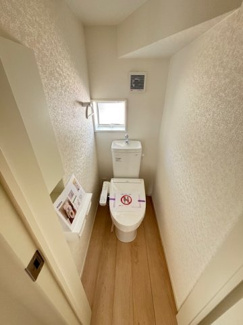 【トイレ】 | 安佐北区落合南3（玖村駅）全2区画　NO1【P2台可】 | １階　トイレ☆シンプルなデザインはお掃除やしやすく衛生的☆小窓もあるのでしっかり換気も可能です☆温水洗浄便座付き　トイレ×２
