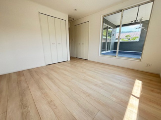 【洋室】 | 安佐北区落合南3（玖村駅）全2区画　NO1【P2台可】 | ２階　8.5帖洋室は、大きな窓があり明るい日差しを取り込みます☆バルコニーへは２部屋から出入りが可能です☆収納はクローゼットが設置されています☆