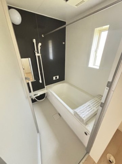 【浴室】 | 安佐北区落合南3（玖村駅）全2区画　NO1【P2台可】 | ゆったりした浴槽は、足を伸ばしてゆったり湯船につかることができます。
浴室換気乾燥機付きでカビ予防やヒートショック予防に安心です☆