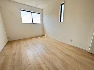 【洋室】 | 東広島市西条町寺家（寺家駅）全6区画　NO2 | 2階　洋室×3　収納付きでお部屋がスッキリ広く使えます。　
