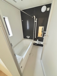 【浴室】 | 東広島市西条町寺家（寺家駅）全6区画　NO2 | ゆったりした浴槽は、足を伸ばしてゆったり湯船につかることができます。
浴室換気乾燥機付きで雨や夜のお洗濯にも大活躍♪