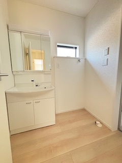 【独立洗面台】 | 東広島市西条町寺家（寺家駅）全6区画　NO2 | 三面鏡付きの洗面台は、メイクもドライヤーも余裕のスペースです☆