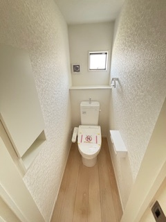 【トイレ】 | 東広島市西条町寺家（寺家駅）全6区画　NO2 | シンプルなデザインはお掃除やしやすく衛生的。温水洗浄便座付き　トイレ×２