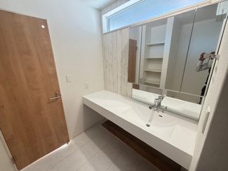 【独立洗面台】 | 安佐北区口田2　（安芸矢口駅）NO1 | 三面鏡付きの洗面台は、メイクもドライヤーも余裕のスペースです。