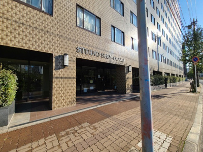 【エントランス】 | ステュディオ新大阪 | 外観とマッチしたエントランスです