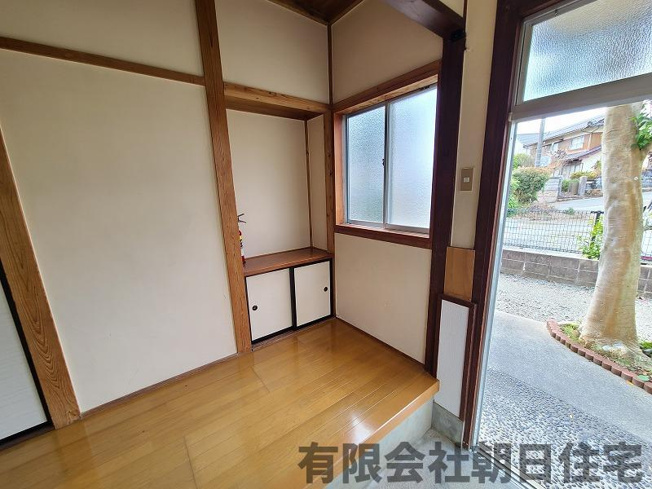 【玄関】 | 上乃木1丁目 中古戸建 平家４K | 収納もある玄関です