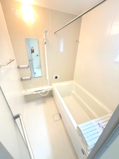 【浴室】 | 廿日市市阿品台3（阿品駅）全2区画　NO1 | ゆったりした浴槽は、足を伸ばしてゆったり湯船につかることができます。
浴室換気乾燥機付きで雨や夜のお洗濯にも大活躍♪