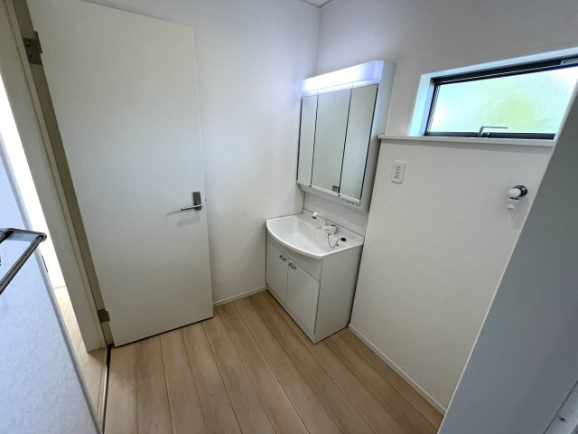 【洗面所】 | 西岐波小学校に通える新築戸建　宇部市床波４丁目　第３－３号棟　クレイドルガーデン　アーネストワン | シャンプードレッサーはシャワーヘッドが伸びるタイプ