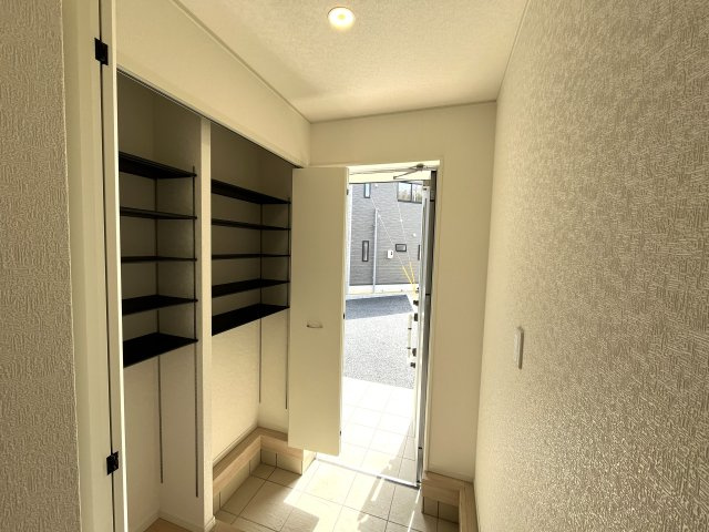 【玄関】 | 西岐波小学校に通える新築戸建　宇部市床波４丁目　第３－３号棟　クレイドルガーデン　アーネストワン | 玄関には大型の下駄箱も設置。ブーツも楽々入ります。