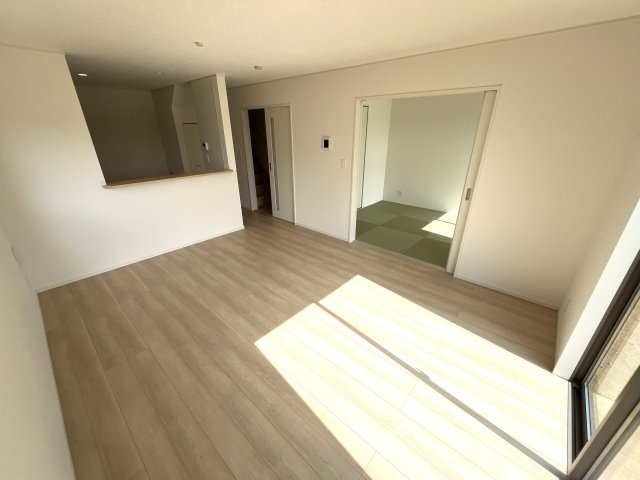 【居間・リビング】 | 西岐波小学校に通える新築戸建　宇部市床波４丁目　第３－３号棟　クレイドルガーデン　アーネストワン | ゆったりとしたリビングは家族の団らんがはずみますね♪