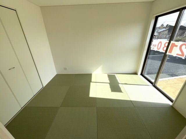 【和室】 | 西岐波小学校に通える新築戸建　宇部市床波４丁目　第３－３号棟　クレイドルガーデン　アーネストワン | リビングにつながる和室は落ち着いた雰囲気を醸し出します