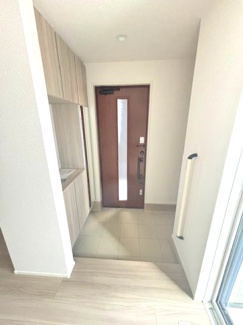 【玄関】 | 廿日市市串戸4（宮内串戸駅徒歩2分！）全2区画　NO2【61坪】 | シューズボックス・シューズインクローゼットが設置されており、家族の靴やベビーカーやアウトドア用品などスッキリ収納できます☆