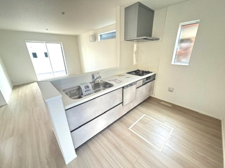 【キッチン】 | 廿日市市串戸4（宮内串戸駅徒歩2分！）全2区画　NO2【61坪】 | 機能的なシステムキッチン☆都市ガス